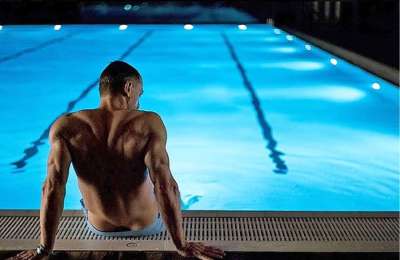 DANIEL CRAIG’S JAMES BOND SWIMMING TRUNKS FETCH OVER £2,000 AT US AUCTION