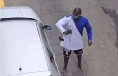 VIDEO: Man arrested in south Tenerife after smashing car with dumbbell and threatening locals with knife
