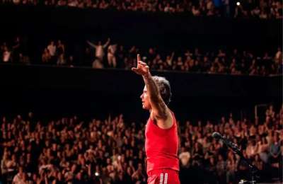 Robbie Williams Sets Stage Alight with Surprise Duet, and Fans Can’t Get Enough!
