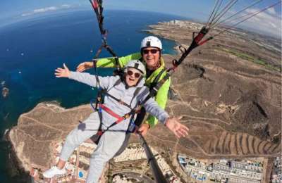 95-year-old Sheila Johnson paraglides into the record books in Tenerife