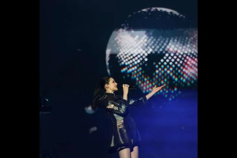 SOPHIE ELLIS-BEXTOR: SINGER SURPRISES WEDDING GUESTS