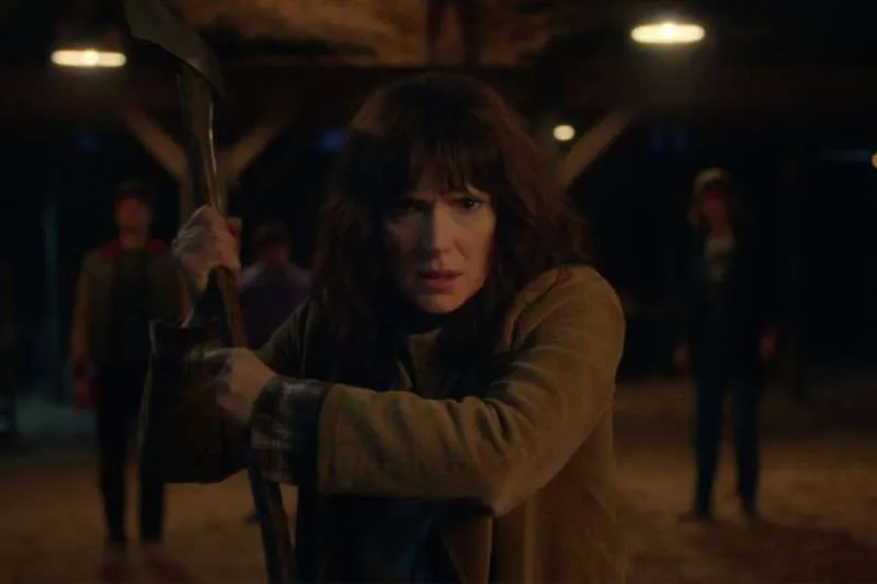 Stranger Things: Winona Ryder Shares the Inspiring Advice She Gives to the Young Cast