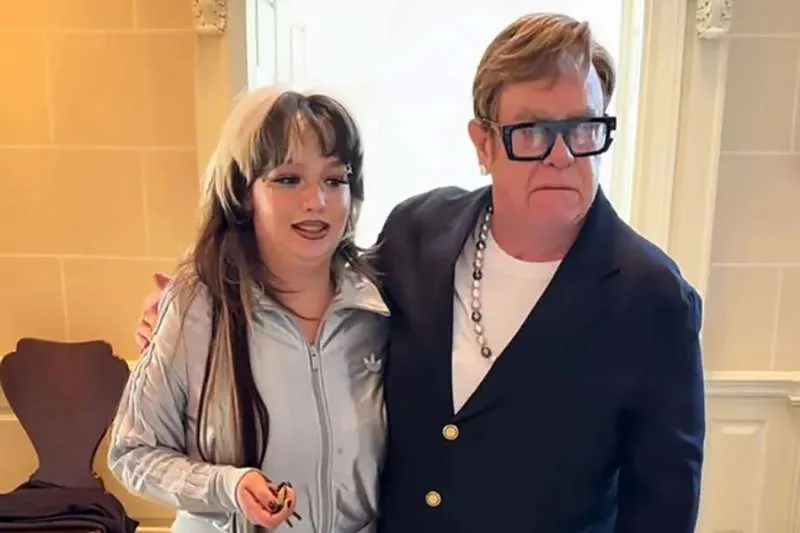 ELTON JOHN HANDS OVER HIS HOUSE KEYS TO LOLA YOUNG AFTER LOSING BET ELTON JOHN HANDS OVER HIS HOUSE KEYS TO LOLA YOUNG AFTER LOSING BET