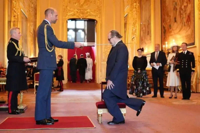 GARY OLDMAN RECEIVES KNIGHTHOOD AT WINDSOR CASTLE GARY OLDMAN RECEIVES KNIGHTHOOD AT WINDSOR CASTLE