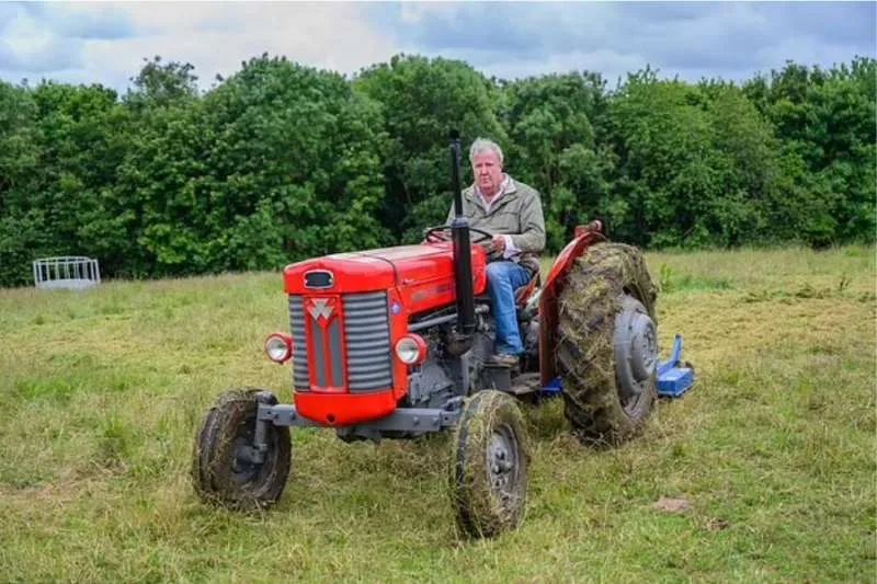 JEREMY CLARKSON WARNS: “VILLAGES ARE LOSING THEIR SOUL” 