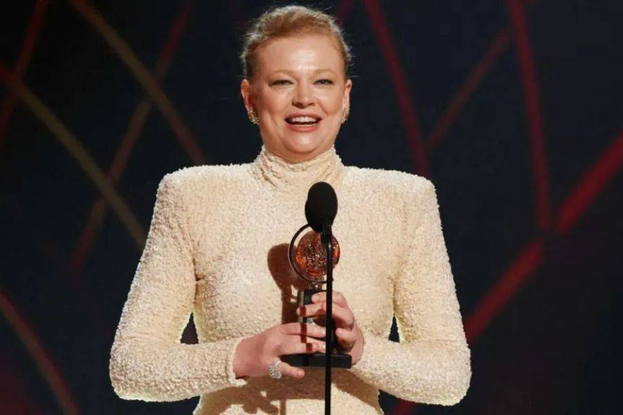 SARAH SNOOK WINS BIG AT THE TONYS, AFTER PLAYING 26 CHARACTERS