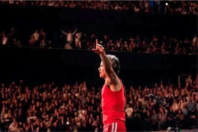 Robbie Williams Sets Stage Alight with Surprise Duet, and Fans Can’t Get Enough!