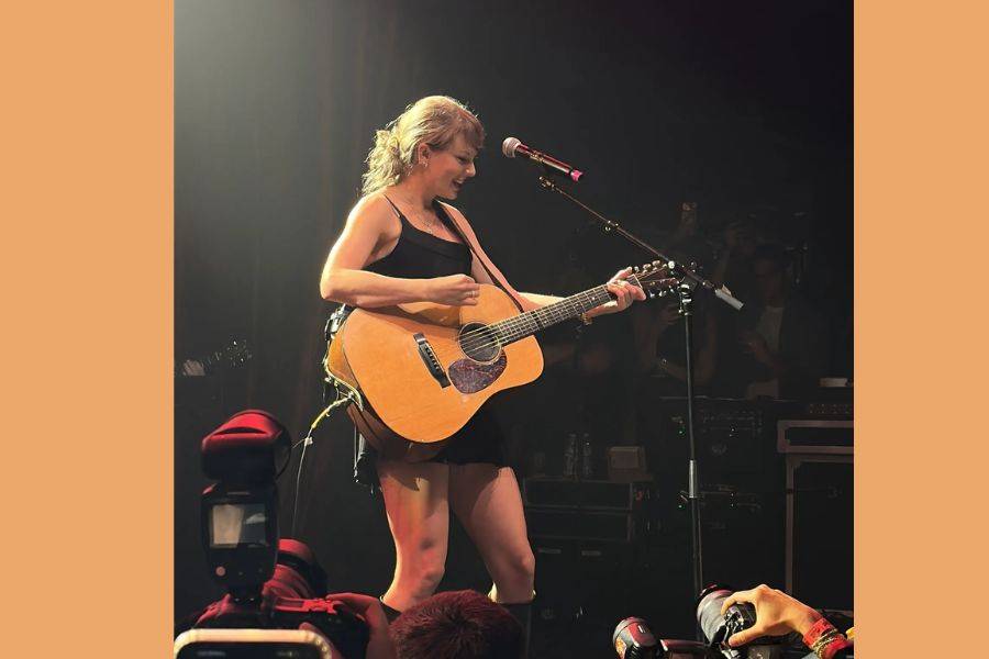 TAYLOR SWIFT STUNS FANS WITH SURPRISE ‘SHAKE IT OFF’ PERFORMANCE 