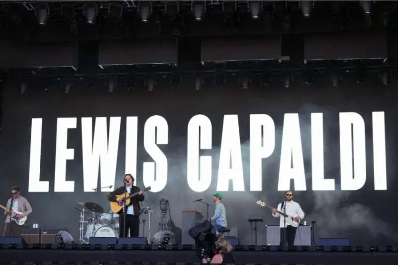 “I’m Back, Baby!” – Emotional Lewis Capaldi Returns to Glastonbury Stage After Two-Year Hiatus