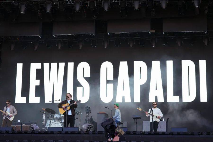 “I’m Back, Baby!” – Emotional Lewis Capaldi Returns to Glastonbury Stage After Two-Year Hiatus