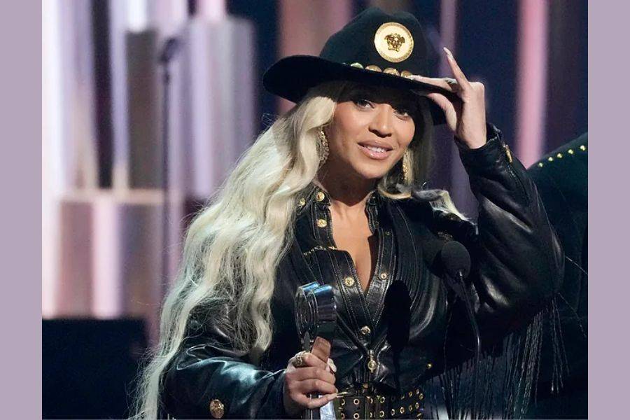 Beyoncé’s Hair-Raising Stage Stunt Goes Wrong in Houston, But She Handles It Like a Queen