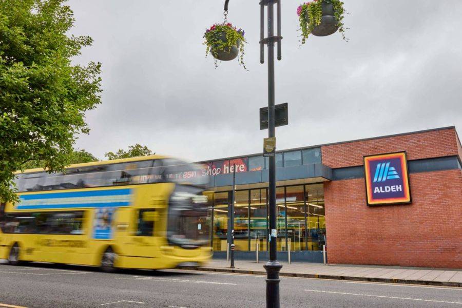 Manchester supermarket gets a Britpop makeover as Aldi tips its cap to the Gallagher brothers