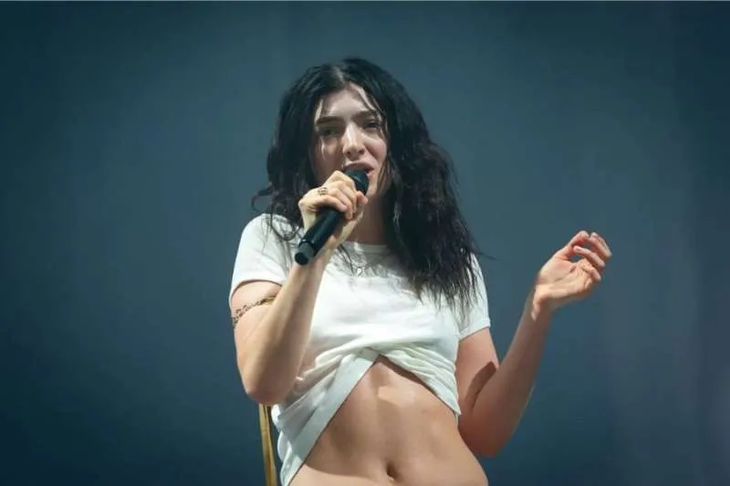 Lorde’s ‘Virgin’ CD Leaves Fans Frustrated, “It Doesn’t Work”